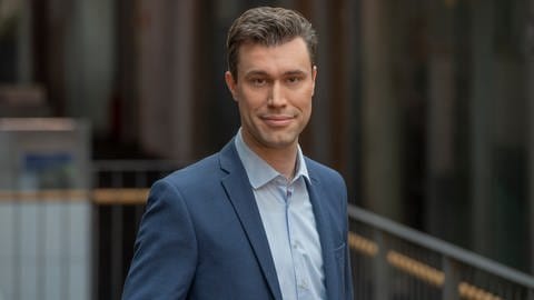 Portraitfoto von SWR-Hauptstadtkorrespondent Sebastian Deliga