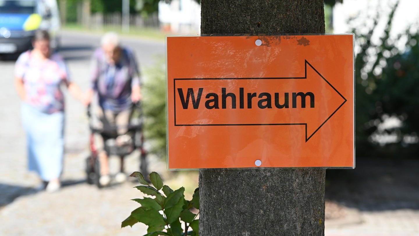 Ein Schild, dass den Weg zu einem Wahlraum zur Landtagswahl in Thüringen weist.