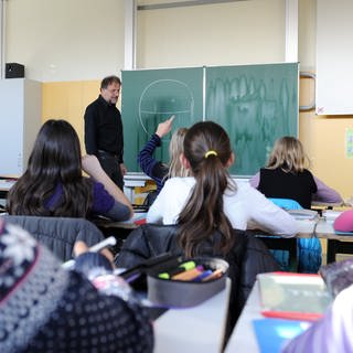 Ein Lehrer unterrichtet an einem Gymnasium in Marbach in Baden-Württemberg.