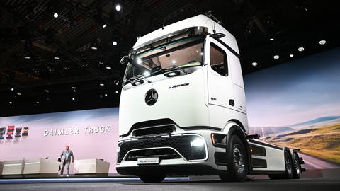 Ein E Actros Lastwagen des Lkw- Herstellers Daimler Truck steht bei der Hauptversammlung des Unternehmens in der Carl-Benz Arena.