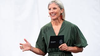 Karin Radström, Vorstandsmitglied der Daimler Truck AG und verantwortlich für Mercedes-Benz Trucks, spricht vor der Präsentation auf dem Autohof "Hamburg-Nordheide". 