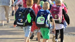 Schulkinder sind auf dem Weg zur Schule.