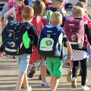 Schulkinder sind auf dem Weg zur Schule.