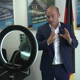 Der AfD-Landtagsabgeordnete Miguel Klauß nimmt ein TikTok auf