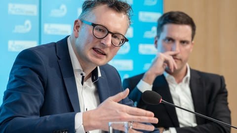 Andreas Schwarz, Fraktionsvorsitzender der Grünen, und Manuel Hagel, CDU-Fraktionsvorsitzender, bei einer Pressekonferenz im baden-württembergischen Landtag.