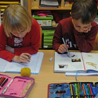 Schulkinder arbeiten in einer Grundschule an ihren Aufgaben (Archivbild).