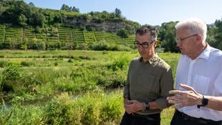 Cem Özdemir und Winfried Kretschmann (beide Grüne) bei ihrer Sommertour durchs Neckarbiotop Zugwiesen.