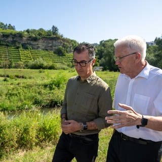 Cem Özdemir und Winfried Kretschmann (beide Grüne) bei ihrer Sommertour durchs Neckarbiotop Zugwiesen.