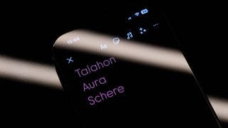 Die drei Worte "Talahon", "Aura" und "Schere" sind auf dem Display eines Smartphones zu sehen.