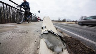 Archivbild: Baden-Württemberg, Altlußheim: Eine Radfahrerin passiert die Salierbrücke in Richtung Speyer. Die Brücke ist eine wichtige Verbindung zwischen Rheinland-Pfalz und Baden-Württemberg.