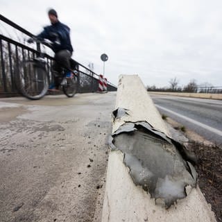 Archivbild: Baden-Württemberg, Altlußheim: Eine Radfahrerin passiert die Salierbrücke in Richtung Speyer. Die Brücke ist eine wichtige Verbindung zwischen Rheinland-Pfalz und Baden-Württemberg.