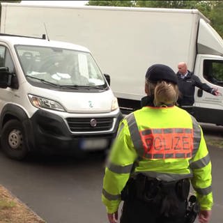 Großkontrolle der Polizei auf der B30 - die Beamten testen die Verkehrsteilnehmer auf Alkohol und Cannabis. 