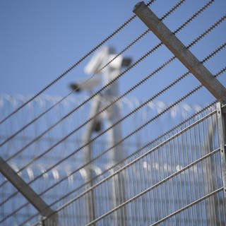 Mit Stacheldraht, hohen Zäunen und Überwachungskameras ist ein Bereich der neuen Abschiebehafteinrichtung (AHE) des Landes Hessens in Darmstadt-Eberstadt gesichert.