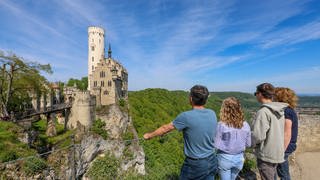 Tourismus-Boom in BW: Ausflügler blicken auf Schloss Lichtenstein auf der Schwäbischen Alb