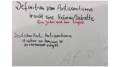 Auf einer Toilettenkabine steht: "Die Juden sind euer Unglück."