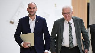 Danyal Bayaz (Grüne), Finanzminister von Baden-Württemberg, und Winfried Kretschmann (Grüne), Ministerpräsident von Baden-Württemberg, kommen gemeinsam zur Landes-Pressekonferenz im Landtag. Am Freitag hat sich die grün-schwarze Landesregierung auf einen Doppelhaushatsentwurf für 20252026 geeinigt.