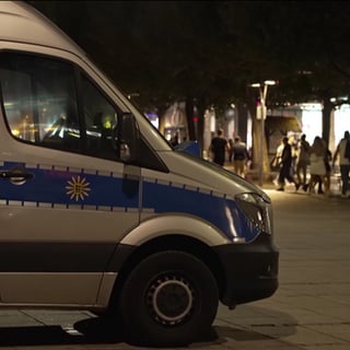 ein Mannschaftswagen der Polizei steht auf einem Platz in Heilbronn