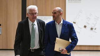 Ministerpräsident Winfried Kretschmann (Grüne) und Finanzminister Danyal Bayaz (Grüne) bei einer Pressekonferenz