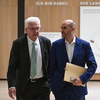 Ministerpräsident Winfried Kretschmann (Grüne) und Finanzminister Danyal Bayaz (Grüne) bei einer Pressekonferenz