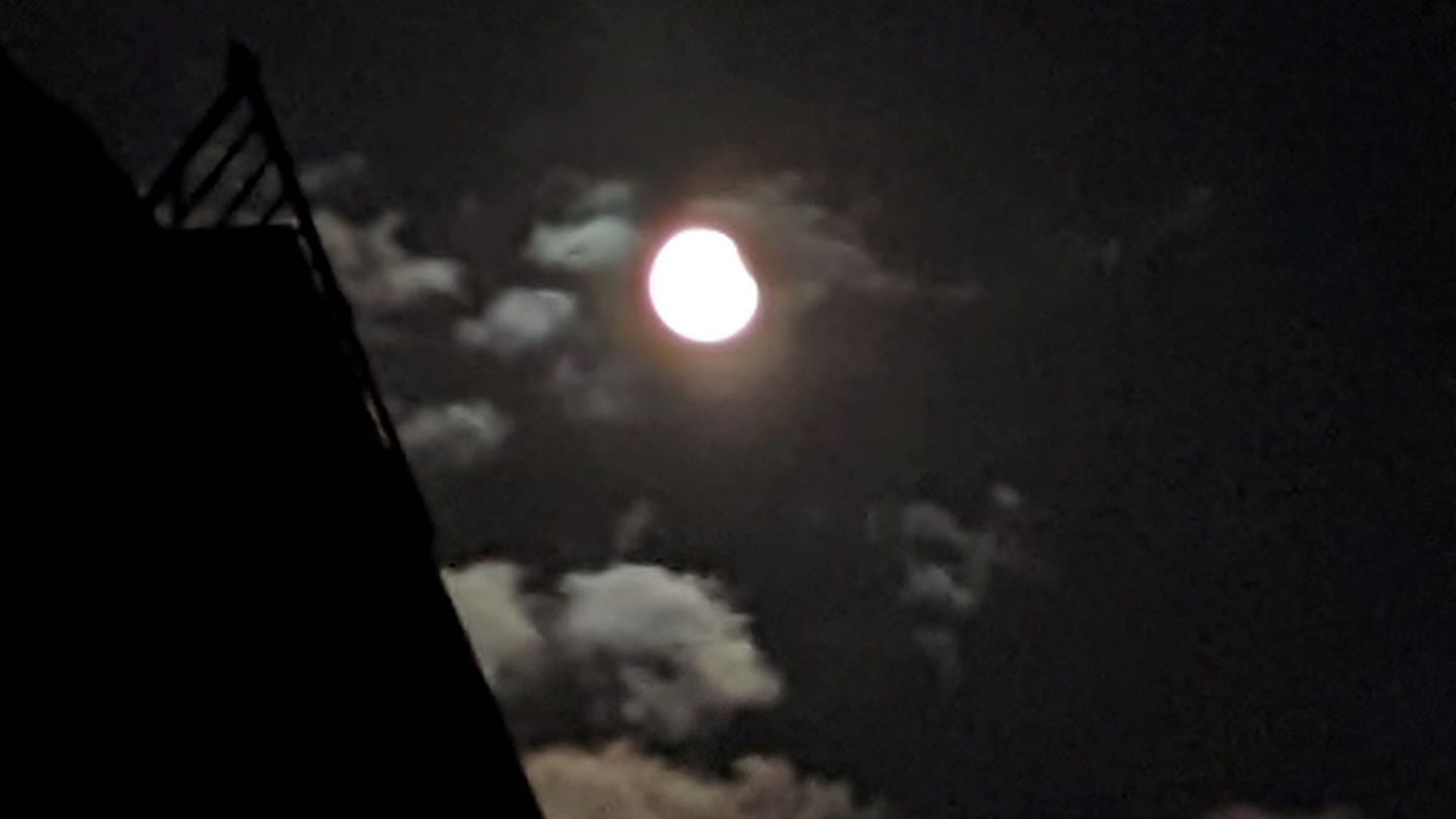 Der Mond ist teilweise bedeckt. Die partielle Mondfinsternis am Himmel über Stuttgart-West.