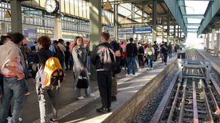 Reisende warten am Stuttgarter Hauptbahnhof nach einer Störung.