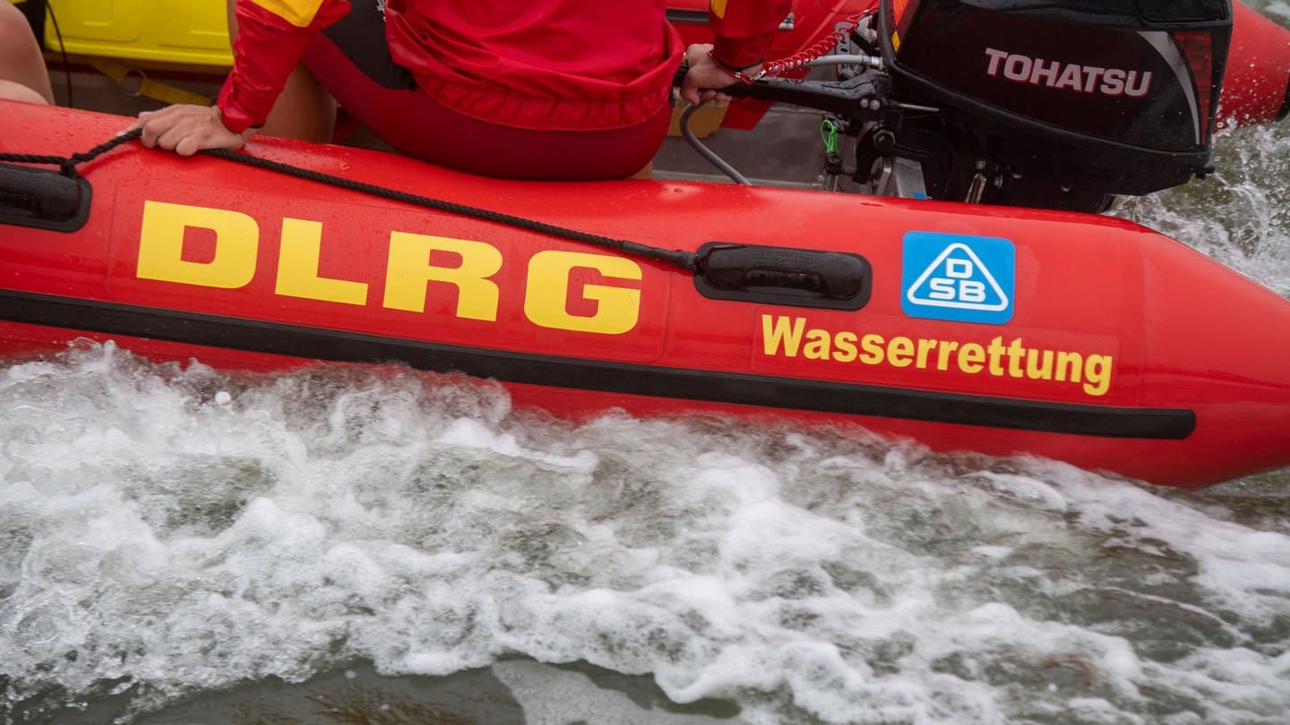 Symbolbild: Ein Rettungsboot fährt auf dem Wasser.