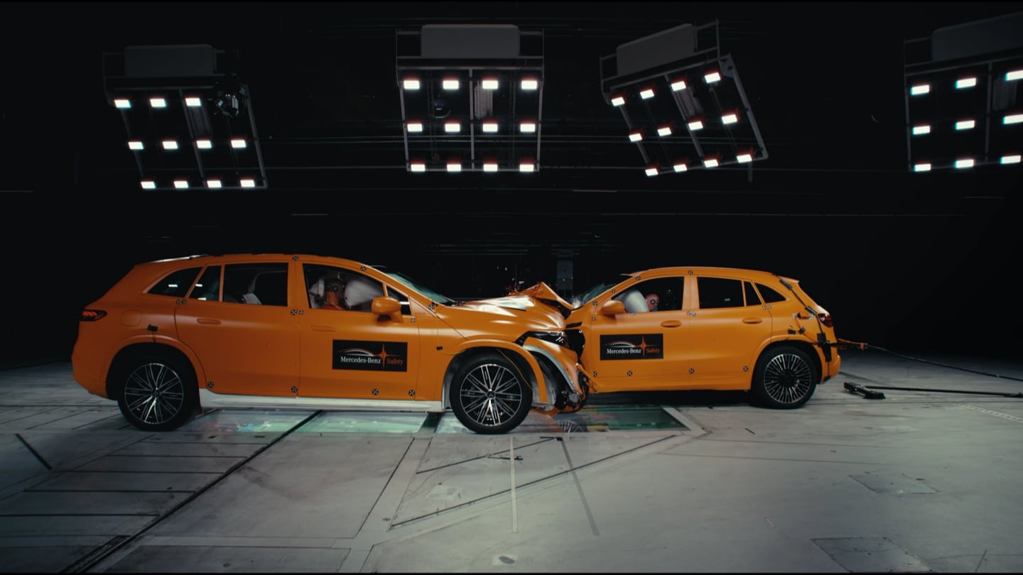 Mercedes-Benz führt einen Crash test mit dummies durch, um Unfallfolgen zu untersuchen.