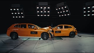 Mercedes-Benz führt einen Crash test mit dummies durch, um Unfallfolgen zu untersuchen.