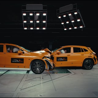 Mercedes-Benz führt einen Crash test mit dummies durch, um Unfallfolgen zu untersuchen.