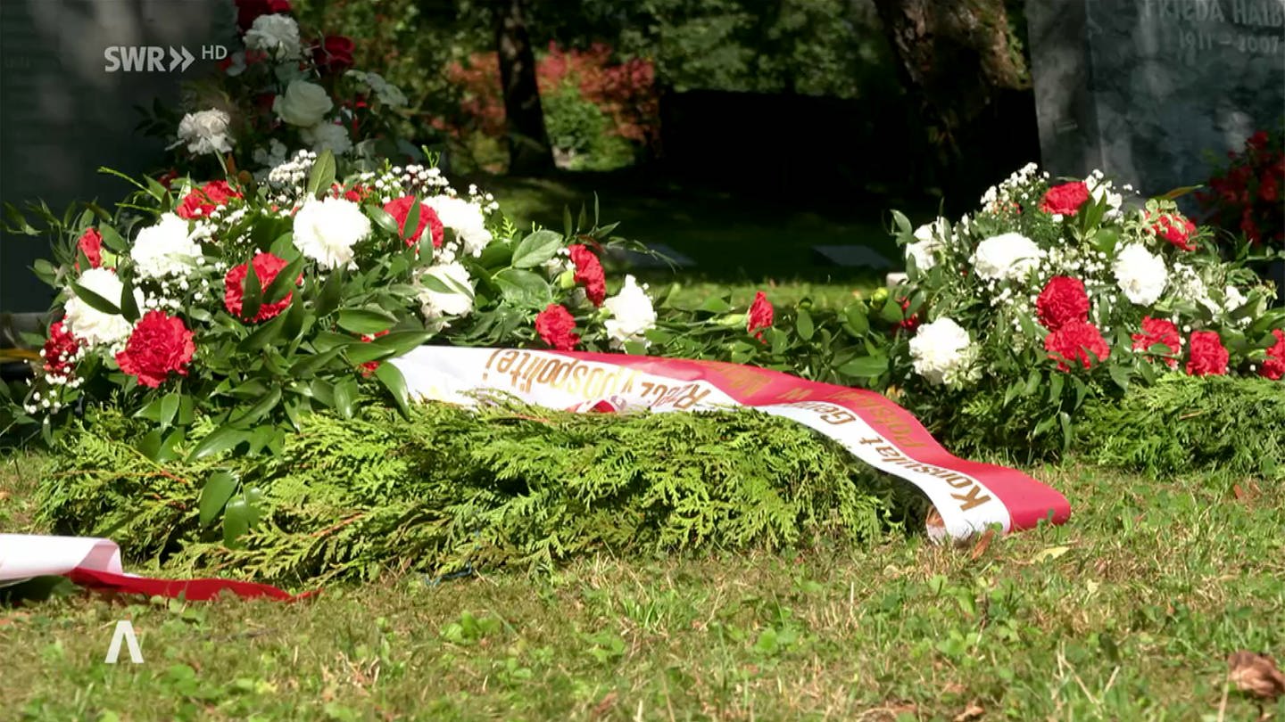 Eine Kranz mit einer Schleife in Weiß und Rot ist am Donnerstag auf dem Ulmer Hauptfriedhof bei der Einweihung der Gedenkstätte für polnische Zwangsarbeiter in Ulm niedergelegt worden.