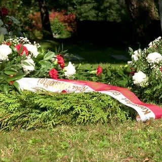 Eine Kranz mit einer Schleife in Weiß und Rot ist am Donnerstag auf dem Ulmer Hauptfriedhof bei der Einweihung der Gedenkstätte für polnische Zwangsarbeiter in Ulm niedergelegt worden. 