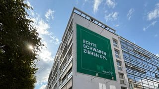 Plakat in der Stuttgarter Innenstadt "Echte Schwaben ziehen um"