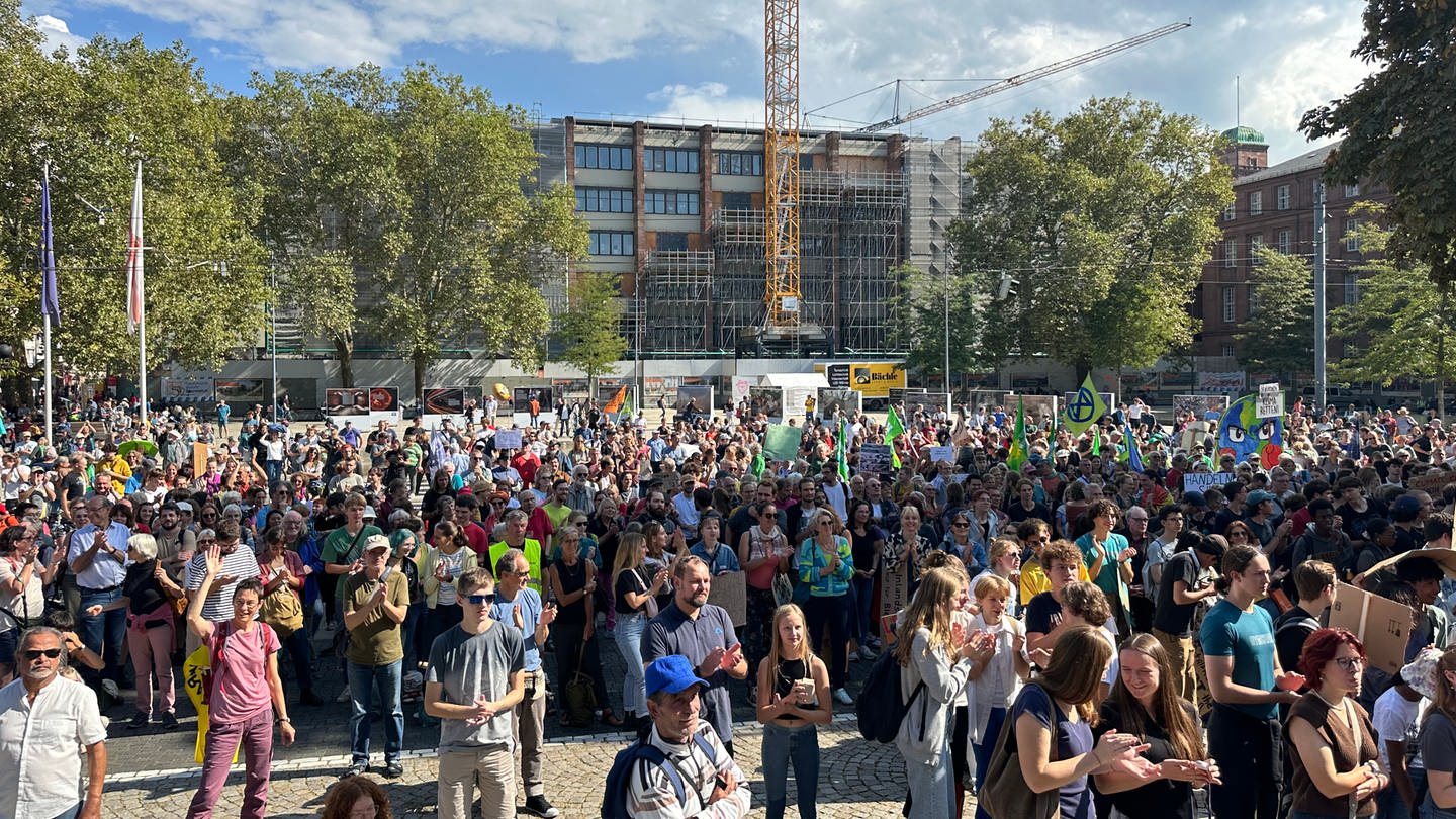 Teilnehmende der Fridays for Future Demonstration auf dem Platz der alten Synagoge in Freiburg am Freitag. Die Klimabewegung hatte zu bundesweiten Streiks aufgerufen.