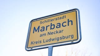 Ein Ortsschild mit dem Zusatz "Schillerstadt" weist am Ortseingang von Marbach, der Geburtsstadt von Friedrich Schiller, auf den bekannten Dichter hin. Ab Oktober dürfen sich mehr Kommunen in BW mit neuen Ortstiteln schmücken.