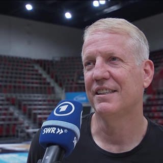 Der Basketballtrainer John Patrick