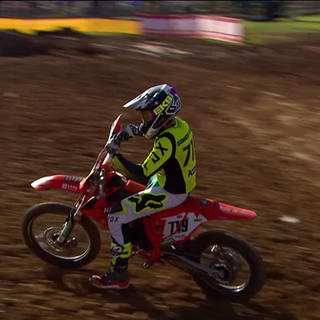 Ein junger Motocross-Sportler auf seinem Motorrad