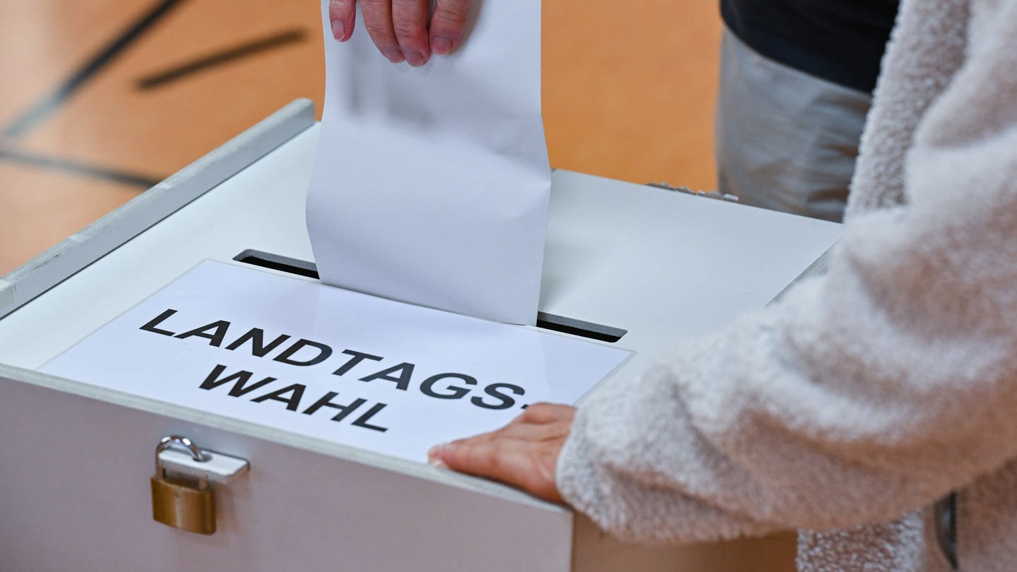 Eine Person gibt seine Stimme zur Landtagswahl in Brandenburg in einem Wahllokal ab.