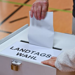 Eine Person gibt seine Stimme zur Landtagswahl in Brandenburg in einem Wahllokal ab. 