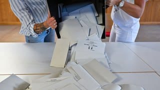 Eine Wahlurne mit den abgegebenen Stimmzetteln für die Landtagswahl in Brandenburg wird nach dem Schließen der Wahllokale ausgeschüttet.