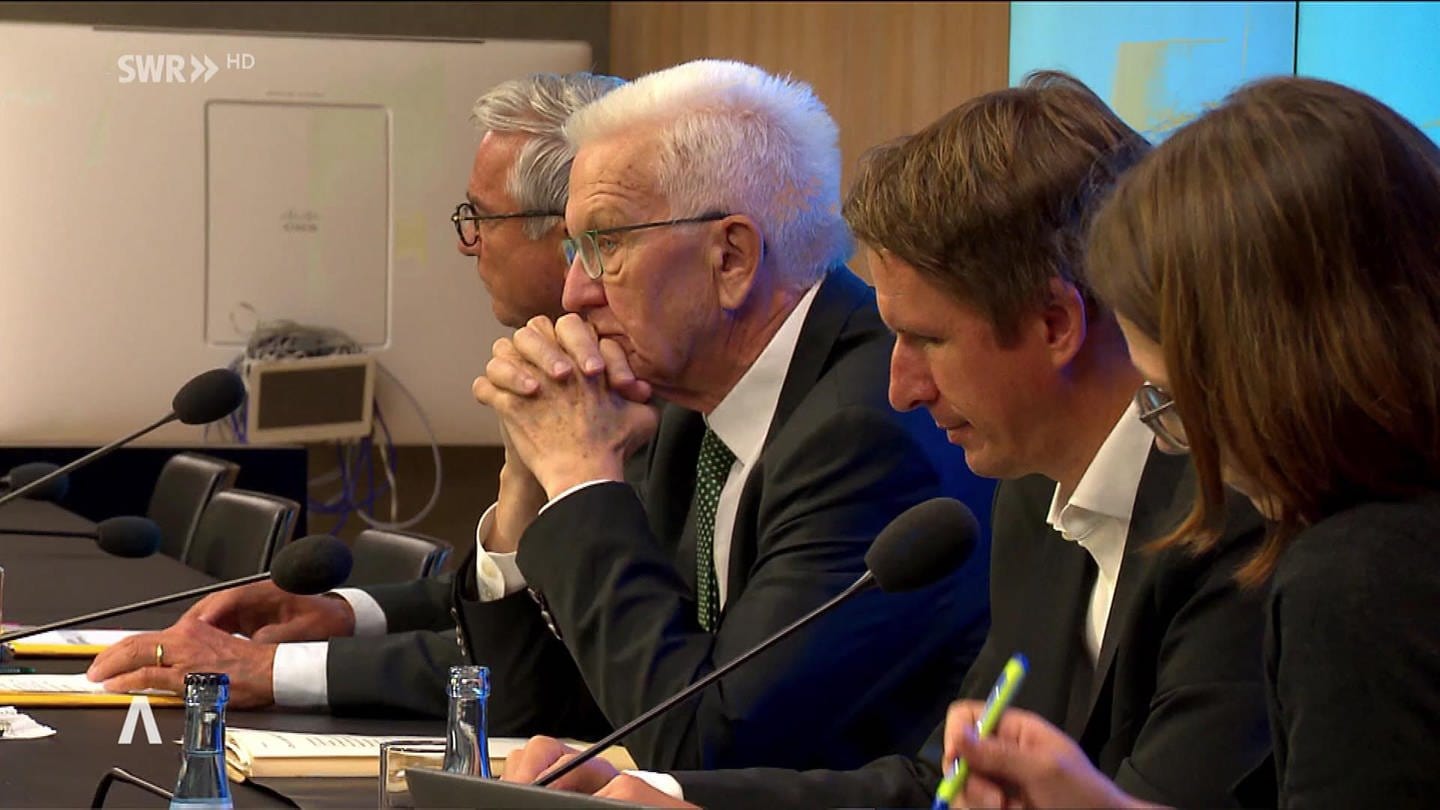 Konferenzpult mit Winfried Kretschmann und Thomas Strobl