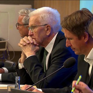 Konferenzpult mit Winfried Kretschmann und Thomas Strobl