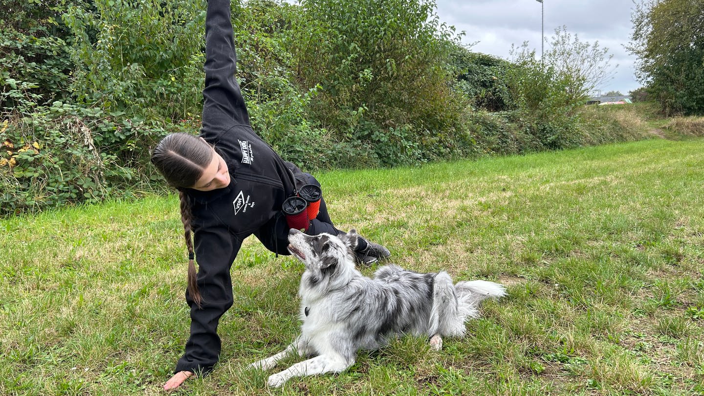 Die 22-jährige Carmen Winkler trainiert mit ihrer Hündin Reya für einen Dogdancing-Wettbewerb in Karlsruhe.