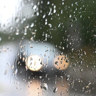 Regentropfen sammeln sich auf der Seitenscheibe eines Autos. Bis zum Wochenende erwartet BW Dauerregen, vor allem im Südschwarzwald soll es kräftige Niederschläge geben.