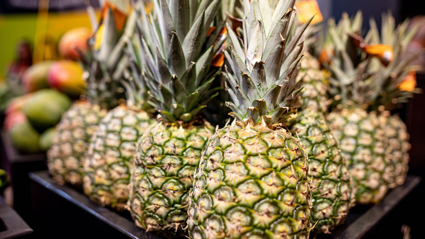 Symbolbild: Ananas im Supermarkt. Die Verbraucherzentrale BW hatte wegen Preisauszeichnungen auch von Obst geklagt.