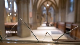 Zerstörte Glasscheibe in einer Kirche in Baden-Württemberg.