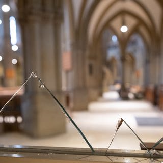 Zerstörte Glasscheibe in einer Kirche in Baden-Württemberg.