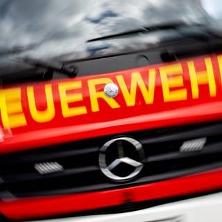 Symbolbild: Ein Einsatzfahrzeug der Feuerwehr fährt zu einem Brand. 