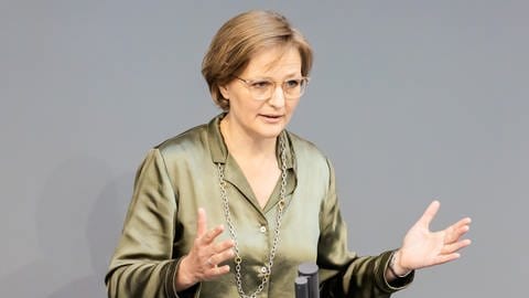 Franziska Brantner (Grüne), Parlamentarische Staatssekretärin im Bundesministerium für Wirtschaft und Klimaschutz, spricht im Plenum des Deutschen Bundestages. 