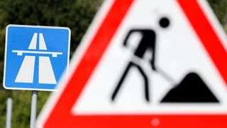 Ein Schild weist auf eine Baustelle auf einer Autobahn hin. Auch in Baden-Württemberg sind viele Autobahnbrücken marode.