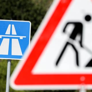 Ein Schild weist auf eine Baustelle auf einer Autobahn hin. Auch in Baden-Württemberg sind viele Autobahnbrücken marode.